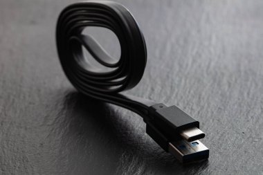 Tasarım amacı için siyah arkaplan üzerine siyah USB tip-C kablosu