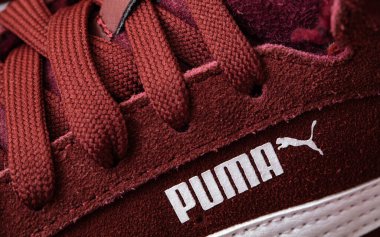 Herzogenaurach, Almanya - 5 Mayıs 2021: Vineyard Wine Puma Vikky v2 Mid Fur Jr.