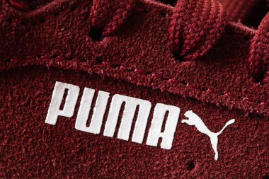 Herzogenaurach, Almanya - 5 Mayıs 2021: Vineyard Wine Puma Vikky v2 Mid Fur Jr.