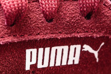Herzogenaurach, Almanya - 5 Mayıs 2021: Vineyard Wine Puma Vikky v2 Mid Fur Jr.