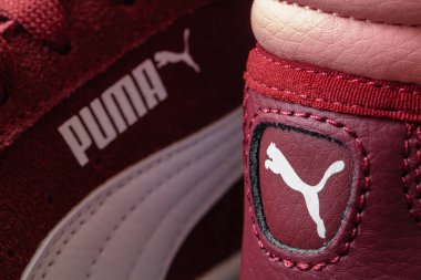 Herzogenaurach, Almanya - 5 Mayıs 2021: Vineyard Wine Puma Vikky v2 Mid Fur Jr.