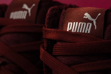 Herzogenaurach, Almanya - 5 Mayıs 2021: Vineyard Wine Puma Vikky v2 Mid Fur Jr.