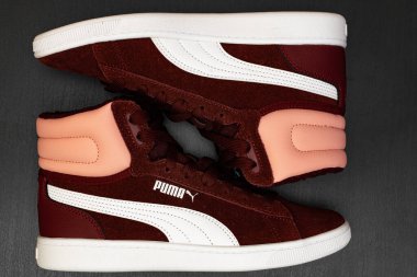 Herzogenaurach, Almanya - 5 Mayıs 2021: Vineyard Wine Puma Vikky v2 Mid Fur Jr.