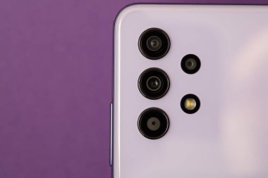 Mor arkaplandaki Violet akıllı telefonu tasarım amacı için