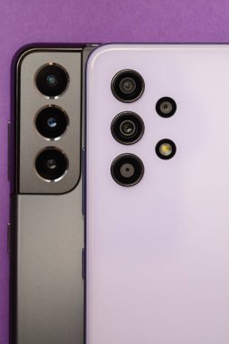 Mor arka planda gri ve menekşe akıllı telefonlar tasarım amaçlı