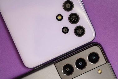 Mor arka planda gri ve menekşe akıllı telefonlar tasarım amaçlı