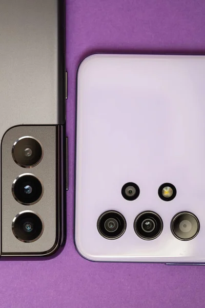 紫の背景にグレーとバイオレットのスマートフォンをデザイン目的で — ストック写真
