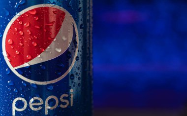 Kuzey Carolina, ABD - 15 Mayıs 2021: gazlı içecek konservesi Pepsi