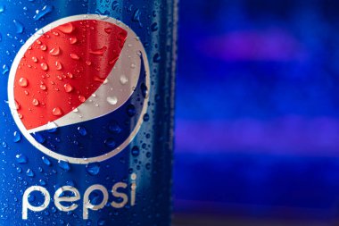 Kuzey Carolina, ABD - 15 Mayıs 2021: gazlı içecek konservesi Pepsi