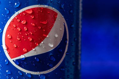 Kuzey Carolina, ABD - 15 Mayıs 2021: gazlı içecek konservesi Pepsi