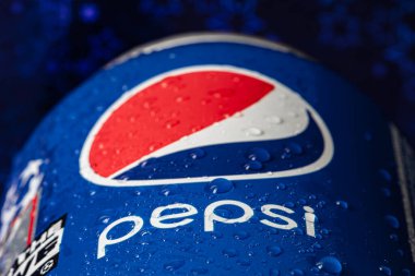 Kuzey Carolina, ABD - 15 Mayıs 2021: gazlı içecek konservesi Pepsi