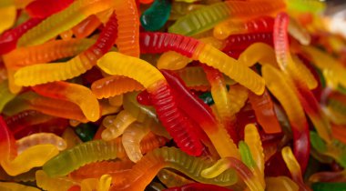 Çok renkli jöle solucanı şekerlemeleri desenli arka plan