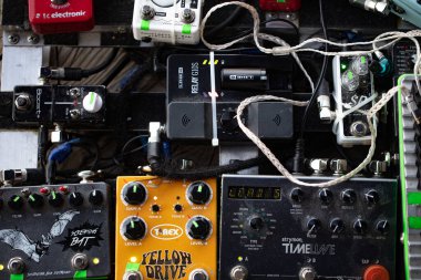 Lviv, Ukrayna - Mayıs 2021: Konser sahnesinde gitar efektleri