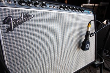 Lviv, Ukrayna - 20 Mayıs 2021: Fender amplifikatörü konser sahnesinde ve Sennheiser e 906 Cihaz Mikrofonu
