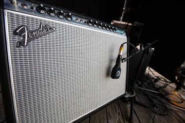 Lviv, Ukrayna - 20 Mayıs 2021: Fender amplifikatörü konser sahnesinde ve Sennheiser e 906 Cihaz Mikrofonu