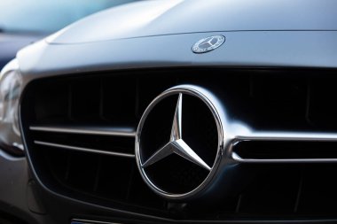 Stuttgart, Almanya - Haziran 2021: Siyah araba Mercedes-Benz tabelası