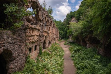 Terk Edilmiş Tarakaniv Kalesi (Dubno Kalesi, New Dubno Kalesi) - 19. yüzyılda Tarakaniv, Rivne bölgesinde bir savunma yapısıdır..