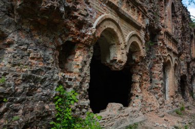 Terk Edilmiş Tarakaniv Kalesi (Dubno Kalesi, New Dubno Kalesi) - 19. yüzyılda Tarakaniv, Rivne bölgesinde bir savunma yapısıdır..