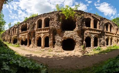 Terk Edilmiş Tarakaniv Kalesi (Dubno Kalesi, New Dubno Kalesi) - 19. yüzyılda Tarakaniv, Rivne bölgesinde bir savunma yapısıdır..