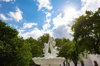 Dubno, Ukrayna - 7 Haziran 2021 Dubno Kalesi. Çeşme