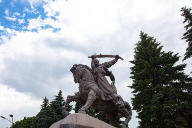Dubno, Ukrayna - 7 Haziran 2021: Taras Bulba Anıtı, Ukrayna 'da Ukrayna' nın bağımsızlığı için savaşanlara