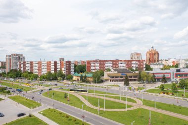 Lviv, Ukrayna - Haziran 2021: İHA ile Ukrayna 'nın Lviv kentindeki en büyük yerleşim alanı olan Sykhiv' e havadan bakış. Chervonoyi Kalyny Caddesi