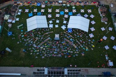 Lviv, Ukrayna - 24 Haziran 2021: Leopolis Caz Festivali 2019. Eddie Rosner 'a ithaf edilmiş bir sahne. Piknik alanı. İHA 'dan hava görüntüsü