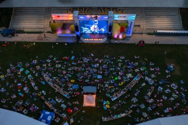 Lviv, Ukrayna - 24 Haziran 2021: Leopolis Caz Festivali 2019. Eddie Rosner 'a ithaf edilmiş bir sahne. Piknik alanı. İHA 'dan hava görüntüsü