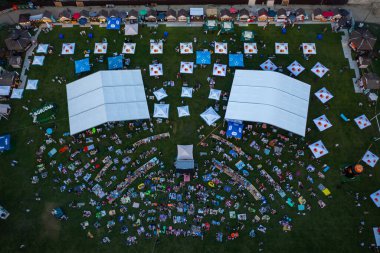Lviv, Ukrayna - 24 Haziran 2021: Leopolis Caz Festivali 2019. Eddie Rosner 'a ithaf edilmiş bir sahne. Piknik alanı. İHA 'dan hava görüntüsü