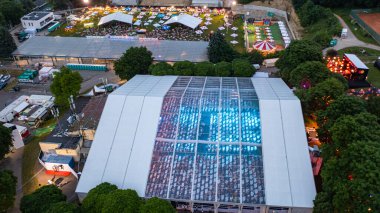 Lviv, Ukrayna - 24 Haziran 2021: Leopolis Caz Festivali 2019. Eddie Rosner 'a ithaf edilmiş bir sahne. Piknik alanı. İHA 'dan hava görüntüsü