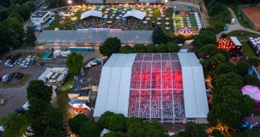 Lviv, Ukrayna - 24 Haziran 2021: Leopolis Caz Festivali 2019. Eddie Rosner 'a ithaf edilmiş bir sahne. Piknik alanı. İHA 'dan hava görüntüsü