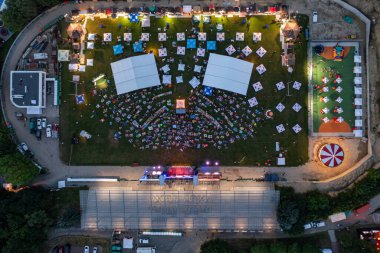 Lviv, Ukrayna - 24 Haziran 2021: Leopolis Caz Festivali 2019. Eddie Rosner 'a ithaf edilmiş bir sahne. Piknik alanı. İHA 'dan hava görüntüsü
