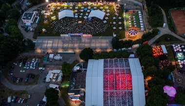 Lviv, Ukrayna - 24 Haziran 2021: Leopolis Caz Festivali 2019. Eddie Rosner 'a ithaf edilmiş bir sahne. Piknik alanı. İHA 'dan hava görüntüsü