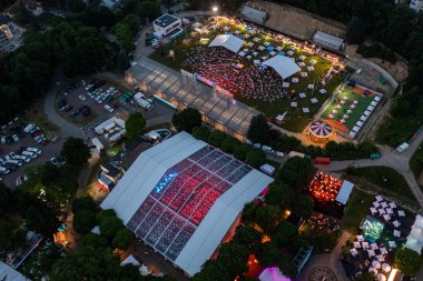 Lviv, Ukrayna - 24 Haziran 2021: Leopolis Caz Festivali 2019. Eddie Rosner 'a ithaf edilmiş bir sahne. Piknik alanı. İHA 'dan hava görüntüsü