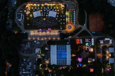 Lviv, Ukrayna - 24 Haziran 2021: Leopolis Caz Festivali 2019. Eddie Rosner 'a ithaf edilmiş bir sahne. Piknik alanı. İHA 'dan hava görüntüsü