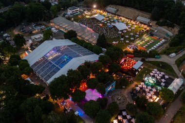 Lviv, Ukrayna - 24 Haziran 2021: Leopolis Caz Festivali 2019. Eddie Rosner 'a ithaf edilmiş bir sahne. Piknik alanı. İHA 'dan hava görüntüsü