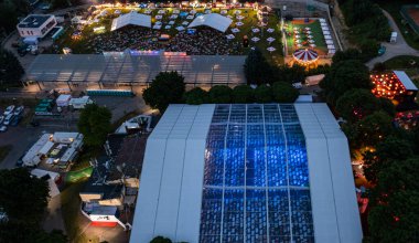 Lviv, Ukrayna - 24 Haziran 2021: Leopolis Caz Festivali 2019. Eddie Rosner 'a ithaf edilmiş bir sahne. Piknik alanı. İHA 'dan hava görüntüsü