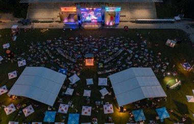 Lviv, Ukrayna - 24 Haziran 2021: Leopolis Caz Festivali 2019. Eddie Rosner 'a ithaf edilmiş bir sahne. Piknik alanı. İHA 'dan hava görüntüsü