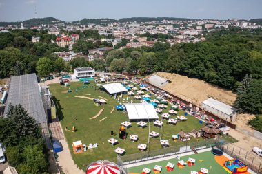 Lviv, Ukrayna - 24 Haziran 2021: Leopolis Caz Festivali 2019. Eddie Rosner 'a ithaf edilmiş bir sahne. Piknik alanı. İHA 'dan hava görüntüsü