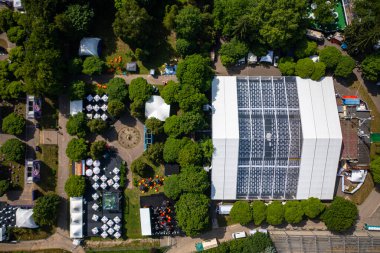 Lviv, Ukrayna - 24 Haziran 2021: Leopolis Caz Festivali 2019. Eddie Rosner 'a ithaf edilmiş bir sahne. Piknik alanı. İHA 'dan hava görüntüsü