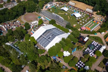 Lviv, Ukrayna - 24 Haziran 2021: Leopolis Caz Festivali 2019. Eddie Rosner 'a ithaf edilmiş bir sahne. Piknik alanı. İHA 'dan hava görüntüsü