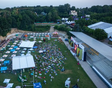 Lviv, Ukrayna - 24 Haziran 2021: Leopolis Caz Festivali 2019. Eddie Rosner 'a ithaf edilmiş bir sahne. Piknik alanı. İHA 'dan hava görüntüsü