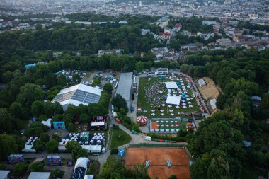 Lviv, Ukrayna - 24 Haziran 2021: Leopolis Caz Festivali 2019. Eddie Rosner 'a ithaf edilmiş bir sahne. Piknik alanı. İHA 'dan hava görüntüsü