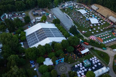 Lviv, Ukrayna - 24 Haziran 2021: Leopolis Caz Festivali 2019. Eddie Rosner 'a ithaf edilmiş bir sahne. Piknik alanı. İHA 'dan hava görüntüsü