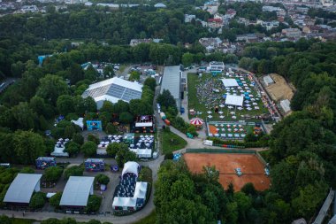 Lviv, Ukrayna - 24 Haziran 2021: Leopolis Caz Festivali 2019. Eddie Rosner 'a ithaf edilmiş bir sahne. Piknik alanı. İHA 'dan hava görüntüsü