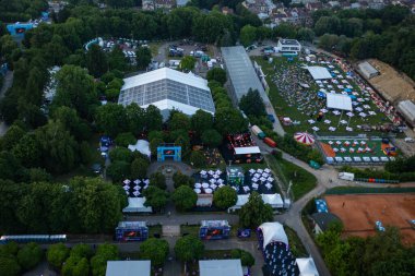 Lviv, Ukrayna - 24 Haziran 2021: Leopolis Caz Festivali 2019. Eddie Rosner 'a ithaf edilmiş bir sahne. Piknik alanı. İHA 'dan hava görüntüsü