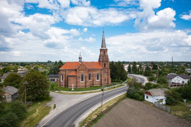 Stoyaniv, Ukrayna - 4 Haziran 2021: Stoyaniv, Ukrayna 'daki Neo-Gotik Katolik Kilisesi. İHA 'dan hava görüntüsü