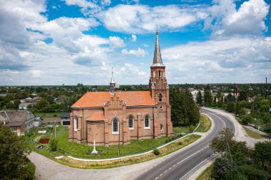Stoyaniv, Ukrayna - 4 Haziran 2021: Stoyaniv, Ukrayna 'daki Neo-Gotik Katolik Kilisesi. İHA 'dan hava görüntüsü