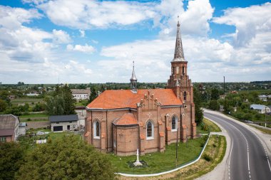 Stoyaniv, Ukrayna - 4 Haziran 2021: Stoyaniv, Ukrayna 'daki Neo-Gotik Katolik Kilisesi. İHA 'dan hava görüntüsü