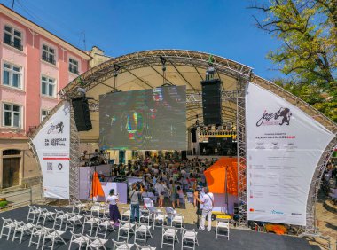 Lviv, Ukrayna - 24 Haziran 2021: Leopolis Caz Festivali. Rynok Meydanı 'nda sahne.